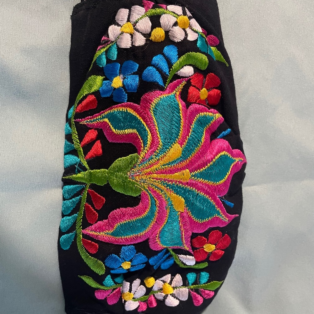 Embroidered face mask - Picture 11 of 12